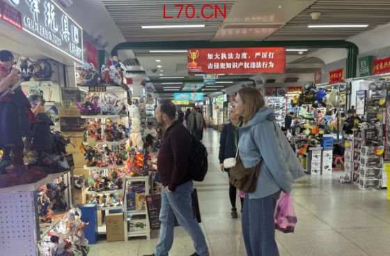 霍尔木兹海峡“熔断”！实探义乌：商户拒绝躺平，乐观估计下月迎转机